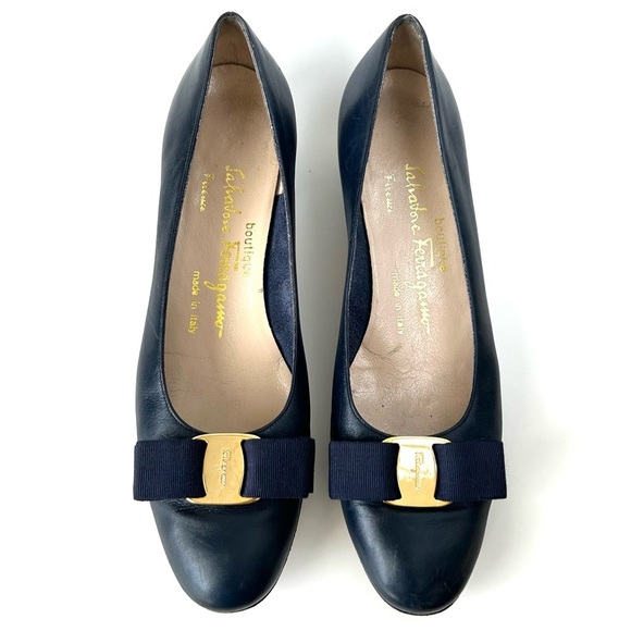 Ferragamo Vara Low Heel Bow Pumps Navy Blue Leather Size 7.5 A2 Narrow - Picture 6 of 10